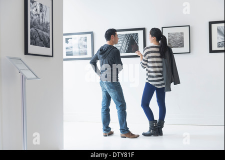 Giovane ammirando arte in galleria Foto Stock