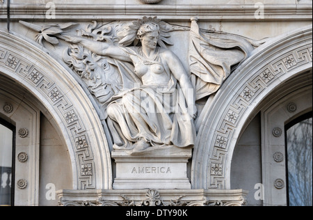 Londra, Inghilterra, Regno Unito. Foreign and Commonwealth Office di Whitehall. Dettaglio della facciata: figure allegoriche che rappresentano l'America Foto Stock