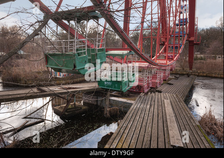 Abbandonate abbandonate dimenticato di ricreazione Divertimenti parco di divertimento con le rovine rides decadendo in fiera Foto Stock