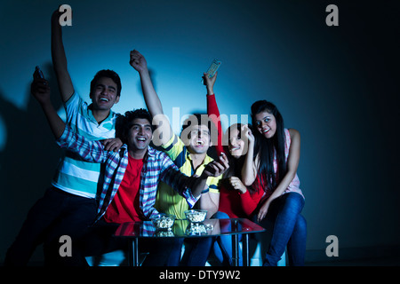 Amico seduto in camera e intrattenimento Foto Stock