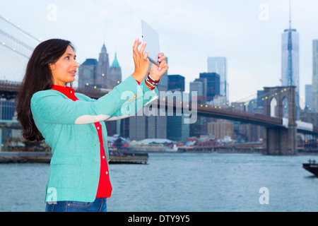 Razza mista donna fotografare a waterfront, New York New York, Stati Uniti Foto Stock