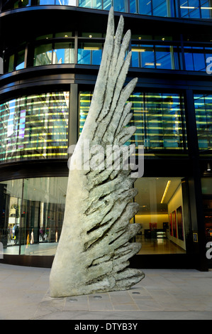 Londra, Inghilterra, Regno Unito. " Ala città' (Christopher Le Brun; 2013) nel nuovo Broad Street, City of London), bronzo, 8m di altezza Foto Stock