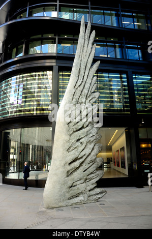 Londra, Inghilterra, Regno Unito. " Ala città' (Christopher Le Brun; 2013) nel nuovo Broad Street, City of London), bronzo, 8m di altezza Foto Stock