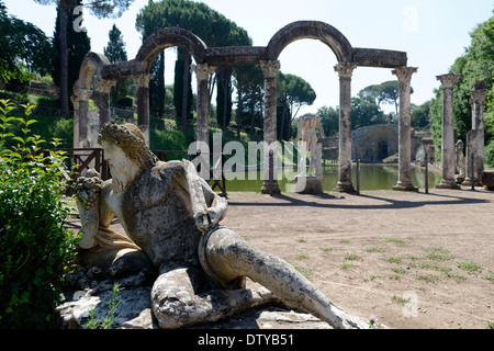 Oziare statua figura in curva nord fine mistico monumentale Canopo di Villa Adriana a Tivoli Italia Canopo un Foto Stock