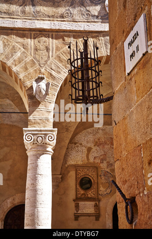 Piazza Pio II al di fuori della città di Hall in Pienza, Toscana, Toscana, Italia Foto Stock