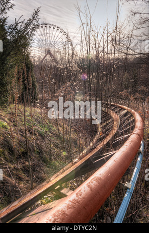 Abbandonate abbandonate dimenticato di ricreazione Divertimenti parco di divertimento con le rovine rides decadendo in fiera Foto Stock