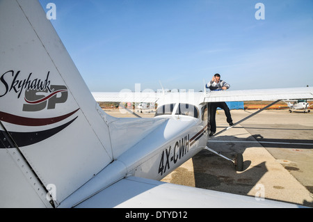 Pilota di eseguire una verifica di preflight su un Cessna skyhawk Foto Stock