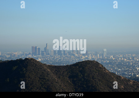 LA Downtown e il suo smog sotto un cielo blu e calore shimmer Visto dalle colline di Hollywood Foto Stock