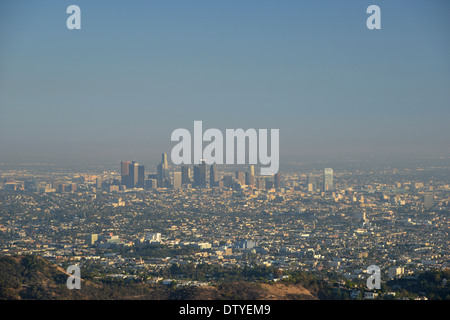 LA Downtown e il suo smog sotto un cielo blu e calore shimmer Visto dalle colline di Hollywood Foto Stock