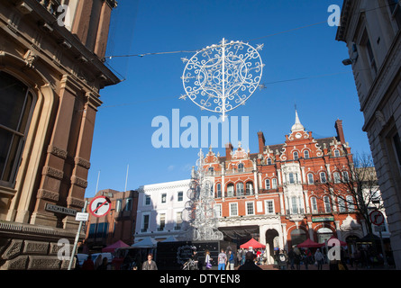 Argento decorazioni di Natale nel centro di Ipswich, Suffolk, Inghilterra Foto Stock