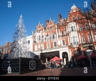 Argento decorazioni di Natale nel centro di Ipswich, Suffolk, Inghilterra Foto Stock