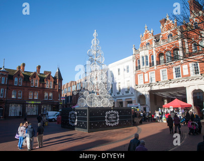 Argento decorazioni di Natale nel centro di Ipswich, Suffolk, Inghilterra Foto Stock