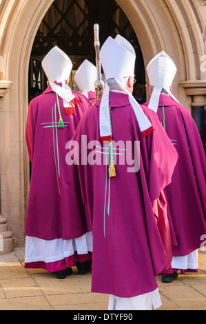 Quattro vescovi immettere una chiesa vestito in vesti cerimoniali Foto Stock