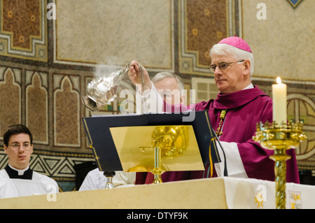 Il vescovo Noel Treanor oscilla un Incenso urna durante una messa. Foto Stock