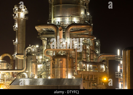 Luci di notte presso la raffineria di petrolio a Europoort nel porto di Rotterdam Foto Stock