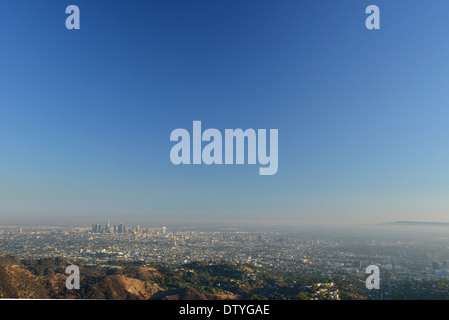 LA Downtown e il suo smog sotto un cielo blu e calore shimmer Visto dalle colline di Hollywood Foto Stock