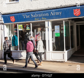 L'Esercito della salvezza la carità shop, Upper Brook Street, Ipswich, Suffolk, Inghilterra Foto Stock