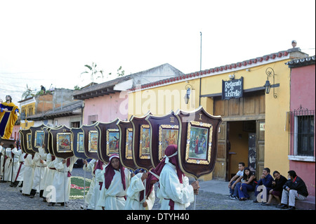 Processione durante la Semana Santa (Pasqua) in Antigua, Guatemala. Foto Stock