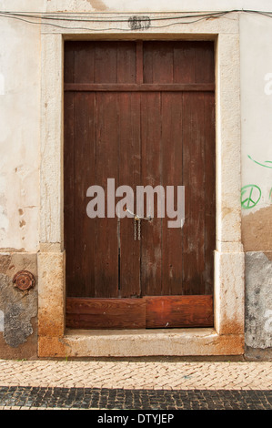 Vecchia porta incatenato chiuso a Lagos Portogallo Foto Stock
