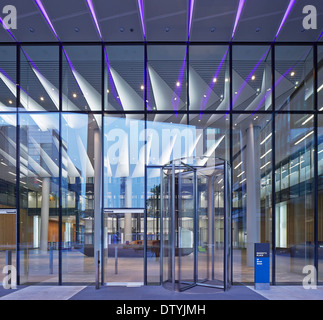 10 Brock Street, Londra, Regno Unito. Architetto: Wilkinson Eyre Architects, 2013. Vetrata ingresso principale con la riflessione. Foto Stock