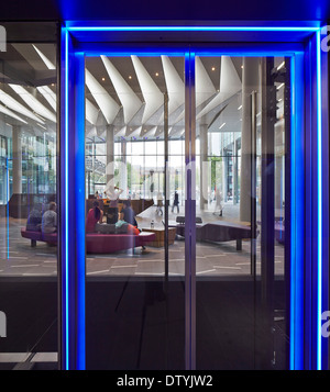 10 Brock Street, Londra, Regno Unito. Architetto: Wilkinson Eyre Architects, 2013. Ascensore di vetro con vista della reception principale Foto Stock