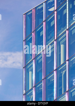 10 Brock Street, Londra, Regno Unito. Architetto: Wilkinson Eyre Architects, 2013. La facciata in vetro con alette e pannelli colorati. Foto Stock