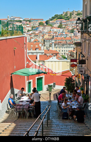 Ristoranti a Lisbona, quartiere Baixa, Portogallo, con vista sul Castello di São Jorge I. Foto Stock