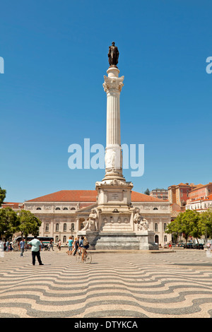 Piazza Rossio con la colonna di Pedro IV , il Teatro Nazionale e il tipico Pombaline facciate, Lisbona, Portogallo Baixa. Foto Stock