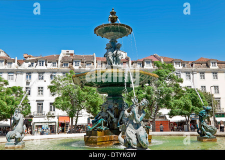 Fontana di bronzo sulla piazza Rossio, nel centro della città di Lisbona, quartiere Baixa, Portogallo. Foto Stock