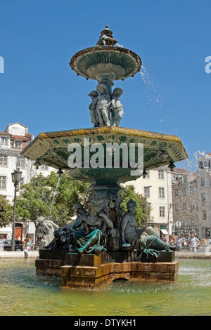 Fontana di bronzo sulla piazza Rossio, nel centro della città di Lisbona, quartiere Baixa, Portogallo. Foto Stock