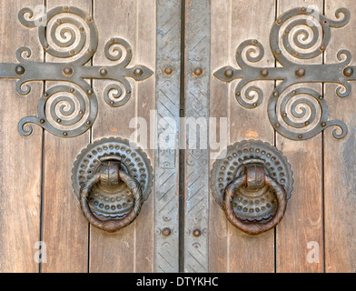 Ornati battenti della porta della Cattedrale Sé, uno di Lisbona in più i punti di riferimento iconici di Lisbona, quartiere Alafama, Portogallo. Foto Stock