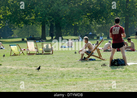 Londra, Inghilterra, Regno Unito. Green Park - persone di relax al sole (Settembre 5, 2013 - 'ultimo giorno di estate") Foto Stock