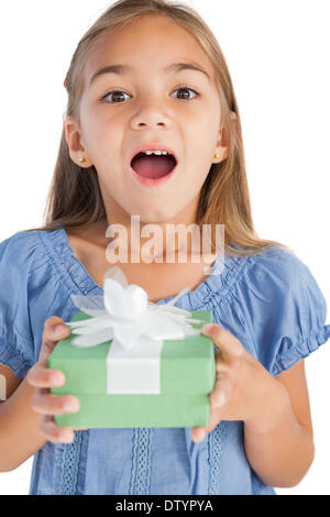 Emozionato bambina tenendo un regalo avvolto Foto Stock