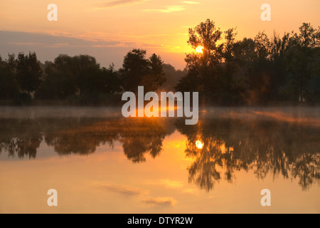 Tramonto su un laghetto, Herbsleben, Turingia, Germania Foto Stock