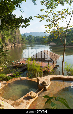 Piscine e una capanna galleggiante sul Fiume Kwai, Khwae Noi River, Hin Tok, la Provincia di Kanchanaburi, Tailandia Centrale, Thailandia Foto Stock