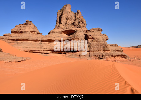 Torri di roccia nelle dune di sabbia di tin Merzouga, Tadrart regione, del Tassili n'Ajjer National Park, Patrimonio Mondiale dell Unesco Foto Stock