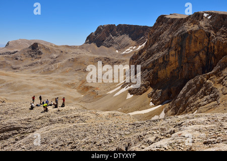 Gruppo di persone escursionismo sul Plateau Yedigöller, Aladaglar National Park, alta o Anti-Taurus montagne, Turchia Foto Stock