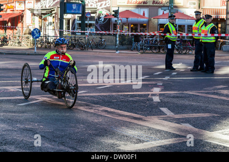 Disabili concorrente handbike compete nel quarantesimo chilometro 42 2013 la maratona di Berlino, Rosenthaler Platz, Germania Foto Stock