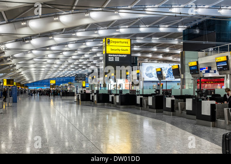 Architettura moderna ed elegante tetto curvo e la zona di check-in presso la sala partenze del Terminal 5 T5, l'aeroporto di Heathrow di Londra, Regno Unito Foto Stock