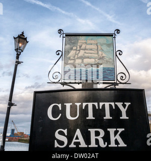 Il Cutty Sark firmare una tradizionale georgiano casa libero pub inglese sulle rive del Tamigi in Greenwich, London, Regno Unito Foto Stock