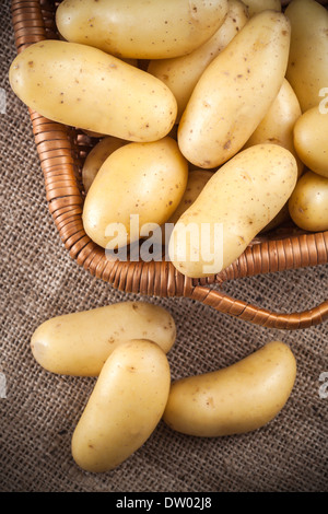 Close up di patate in un cestello Foto Stock