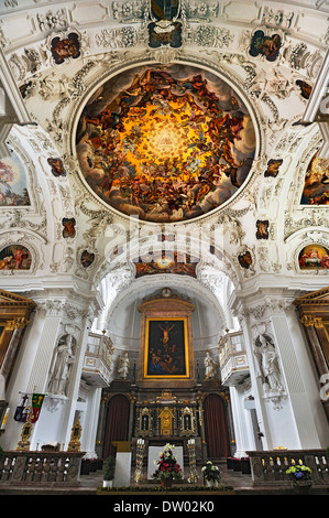 Altare maggiore e affreschi sul soffitto, Chiesa Parrocchiale di San Quirino, Tegernsee, Alta Baviera, Baviera, Germania Foto Stock