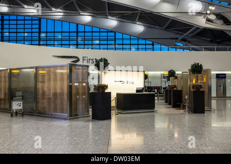 Il morsetto 5 T5 elegante zona di check-in per i passeggeri della prima classe all'aeroporto di Heathrow di Londra, Regno Unito Foto Stock