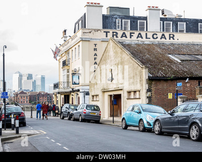 Trafalgar Tavern pub, Trident hall edificio di pietra di Greenwich con Canary Wharf Centro Finanziario della distanza, London, Regno Unito Foto Stock