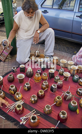 Venditore ambulante vendita di mate tazze in San Telmo, Buenos Aires, Argentina Foto Stock