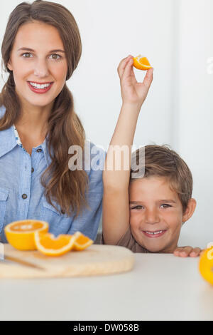 Little Boy sollevando un segmento arancione Foto Stock