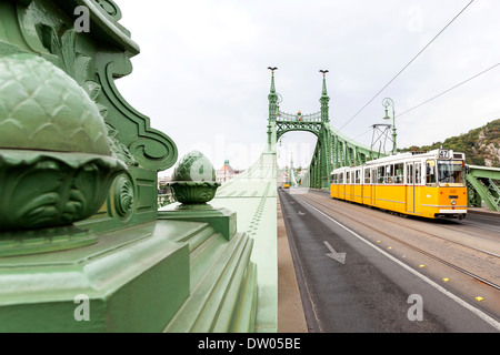 Ponte della Libertà con il tram, Budapest, Ungheria Foto Stock