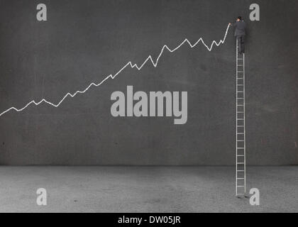 Imprenditore in piedi su una scala gigante Foto Stock