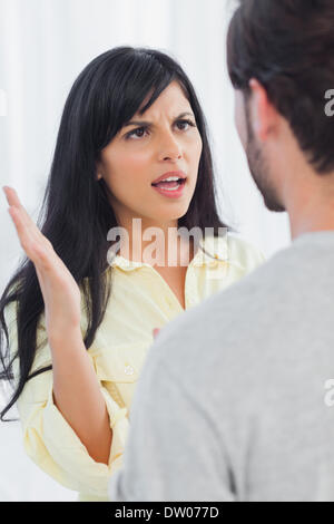 Donna circa a schiaffo il suo fidanzato Foto Stock