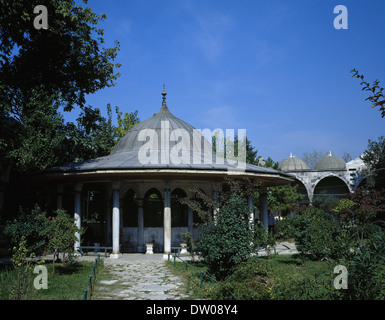 La Turchia. Istanbul. MIhrimah la Moschea del Sultano. Moschea ottomana. Architetto. Mimar Sinan (1489-1588). Abluzione fontana. Foto Stock